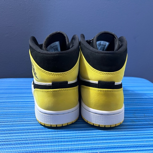 Air Jordan 1 Mid SE Yellow Toe Black Shoes MENS - Picture 5 of 6